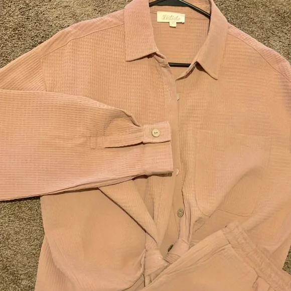 LISTICLE.  TWO PIECE SHORT SET. L/S BLOUSE AND SHORTS. SIZE MEDIUM. SALMON COLOR - Picture 6 of 11